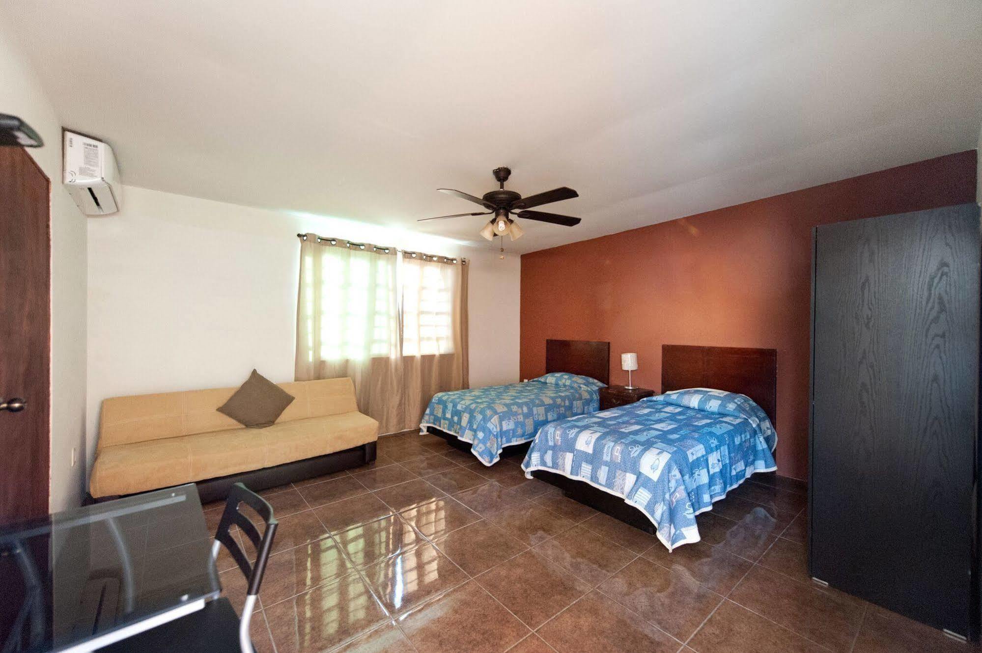 Econosuites Apartahotel